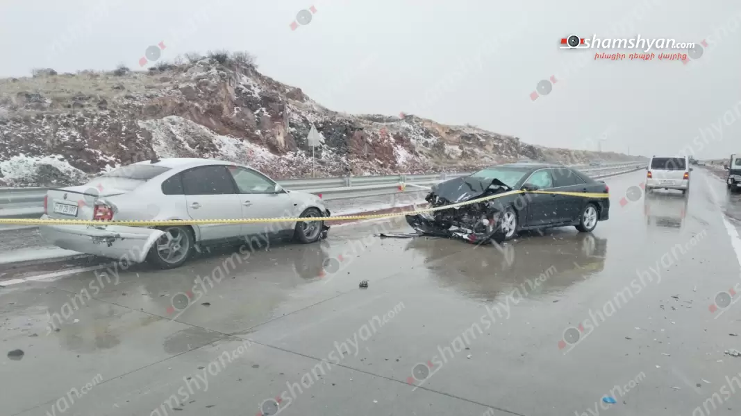 Ավտովթար Արագածոտնի մարզում․ Երևան-Գյումրի ավտոճանապարհին բախվել են «Toyota Camry»-ն, «Volkswagen»-ը և «Mercedes Vito»-ն․ կա 5 վիրավոր