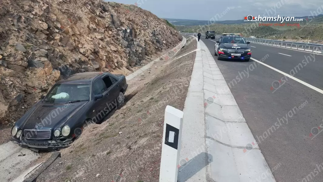 Ավտովթար՝ Արագածոտնի մարզում․ 53-ամյա վարորդը «Mercedes»-ով դուրս է եկել ճանապարհի երթևեկելի գոտուց, բախվել քարերին և հայտնվել ջրատարում․ կա վիրավոր