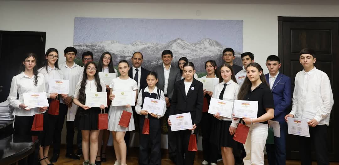 Պատվոգրեր ու նվերներ՝ առարկայական օլիմպիադաներում հաղթած դպրոցականներին. ՀՀ Արագածոտնի մարզպետի աշխատակազմ