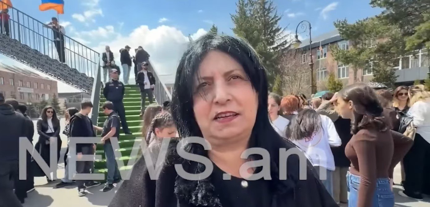 Աշակերտներին ՔՊ կարգախոսով դրոշներով տարել են Փաշինյանի հավաքին