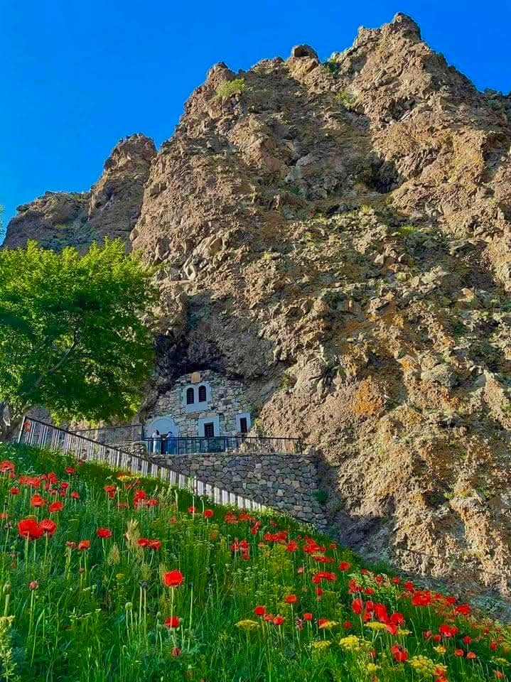 Բացահայտիր Արագածոտնը- Կույս Վառվառայի ժայռափոր մատուռը