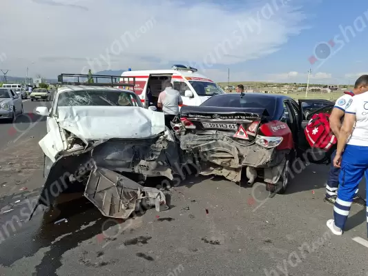 Ավտովթար՝ Արագածոտնի մարզում․ Աշտարակի հաշվառման-քննական բաժանմունքի մոտ բախվել են ուսումնական «Toyota Corolla»-ն և «Վոլգա»-ն․ 1 հոգի տեղում բուժօգնություն է ստացել