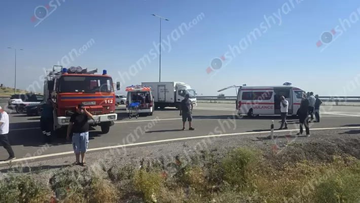 «Mercedes»-ը Կոշ գյուղի ճանապարհին դուրս է եկել երթևեկելի գոտուց և բախվել քարերին. կա 4 վիրավոր