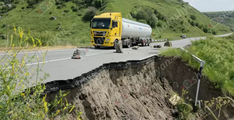 Արագածոտնի մարզի Աստվածընկալ եկեղեցու հարևանությամբ մոտ 16 մետր երկարությամբ ճանապարհի հողի փլուզման պատճառով վտանգը պահպանվում է, իսկ պատասխանատուների խոստումը «օդ» դուրս եկավ