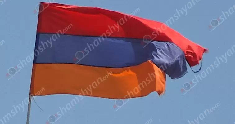 Արագածոտնի մարզի ընդհանուր իրավասության դատարանի Աշտարակի նստավայրի շենքի տանիքում ծածանվում է բզկտված եռագույնը․ ի՞նչ է մտածում Բարձրագույն խորհրդի նախագահը.Shamshyan. com