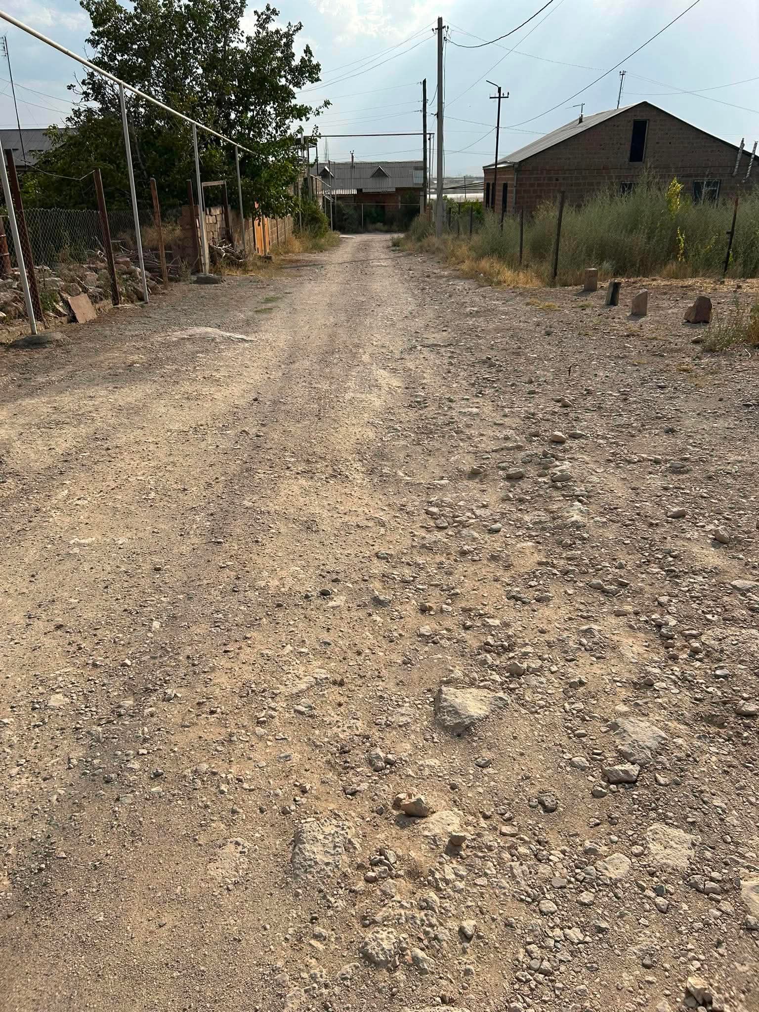 «Քարքարոտ, փոշոտ ու ցեխոտ». Սասունիկի Կարին թաղամասի 2-րդ փողոցի բնակիչներն ահազանգում են ճանապարհի անմխիթար վիճակի մասին