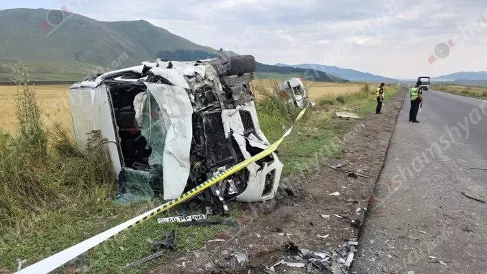 Արագածոտնի մարզում բախվել են «Nissan Elgrand»-ը և «Ford Transit»-ը․ կա 4 վիրավոր