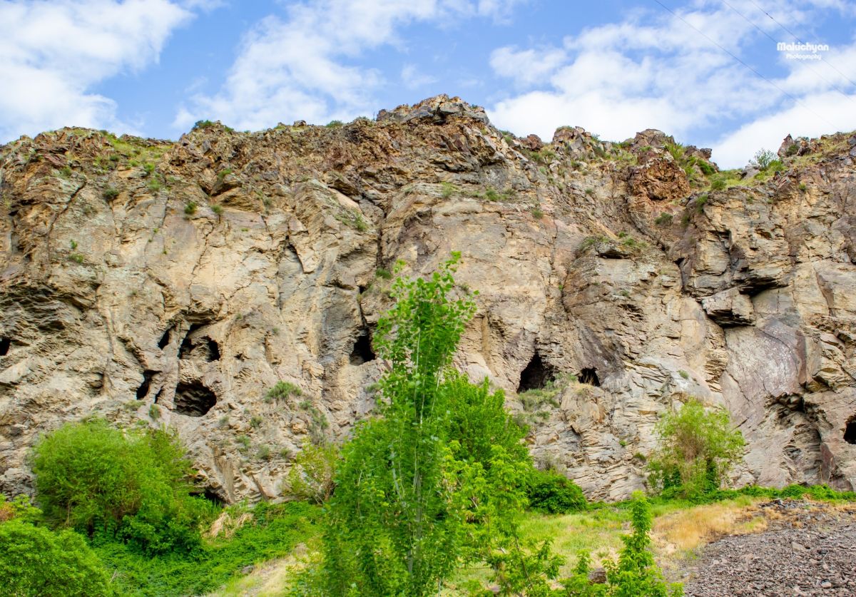 Բացահայտիր Արագածոտնը. Դարաբավոր քարայրեր