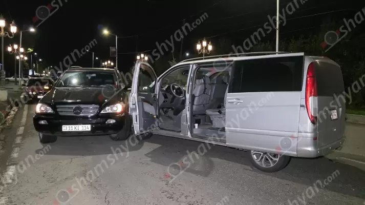 Ապարանում «Mercedes Viano»-ն դուս է եկել հանդիպակաց և բախվել «Mercedes ML»-ին