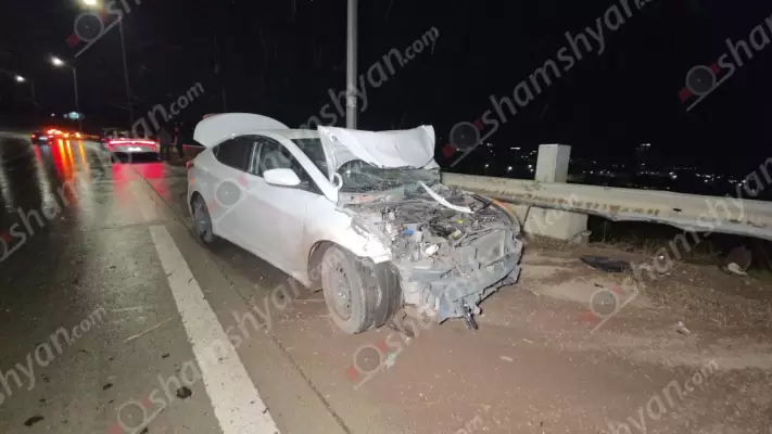 Ավտովթար՝ Արագածոտնի մարզում․ «Hyundai»-ն Աշտարակի կամրջի հարևանությամբ հայտնվել է ջրափոսում, ապա բախվել երկաթե արգելապատնեշներին