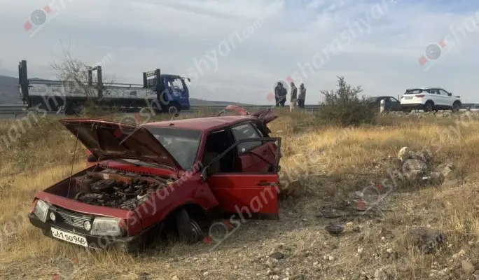 Երևան-Գյումրի ավտոճանապարհին բախվել են «Geely»-ն և  «Լադա»-ն․ կա վիրավոր