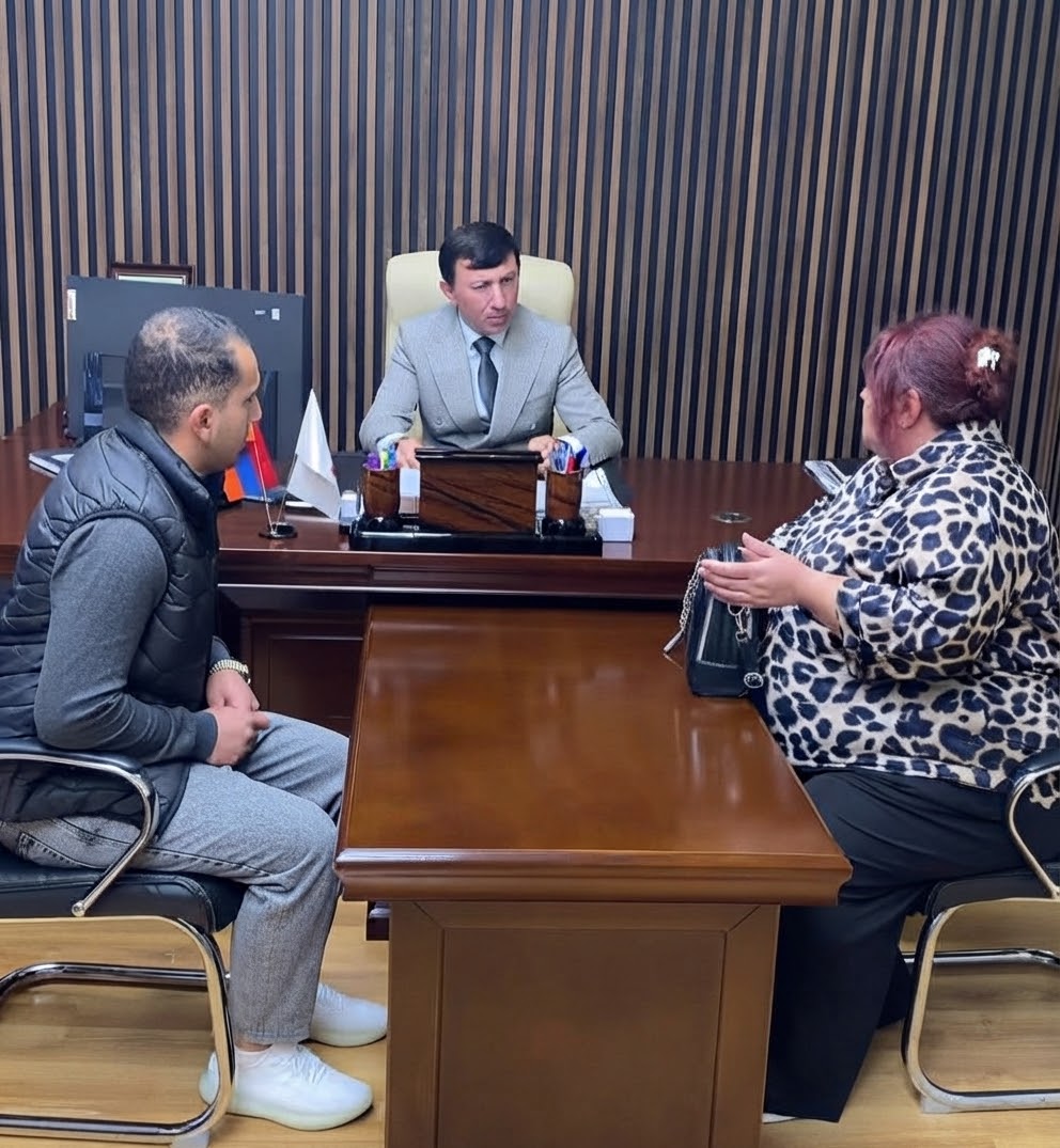 Թալինում համայնքի ղեկավարը հերթական ընդունելությունն անցկացրեց բնակիչների հետ. Թալինի համայնքապետարան