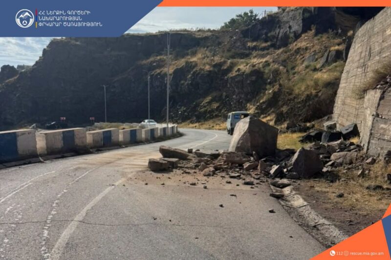 Փրկարարները քարերը հեռացրել են ճանապարհից՝ վերականգնելով երթևեկությունը