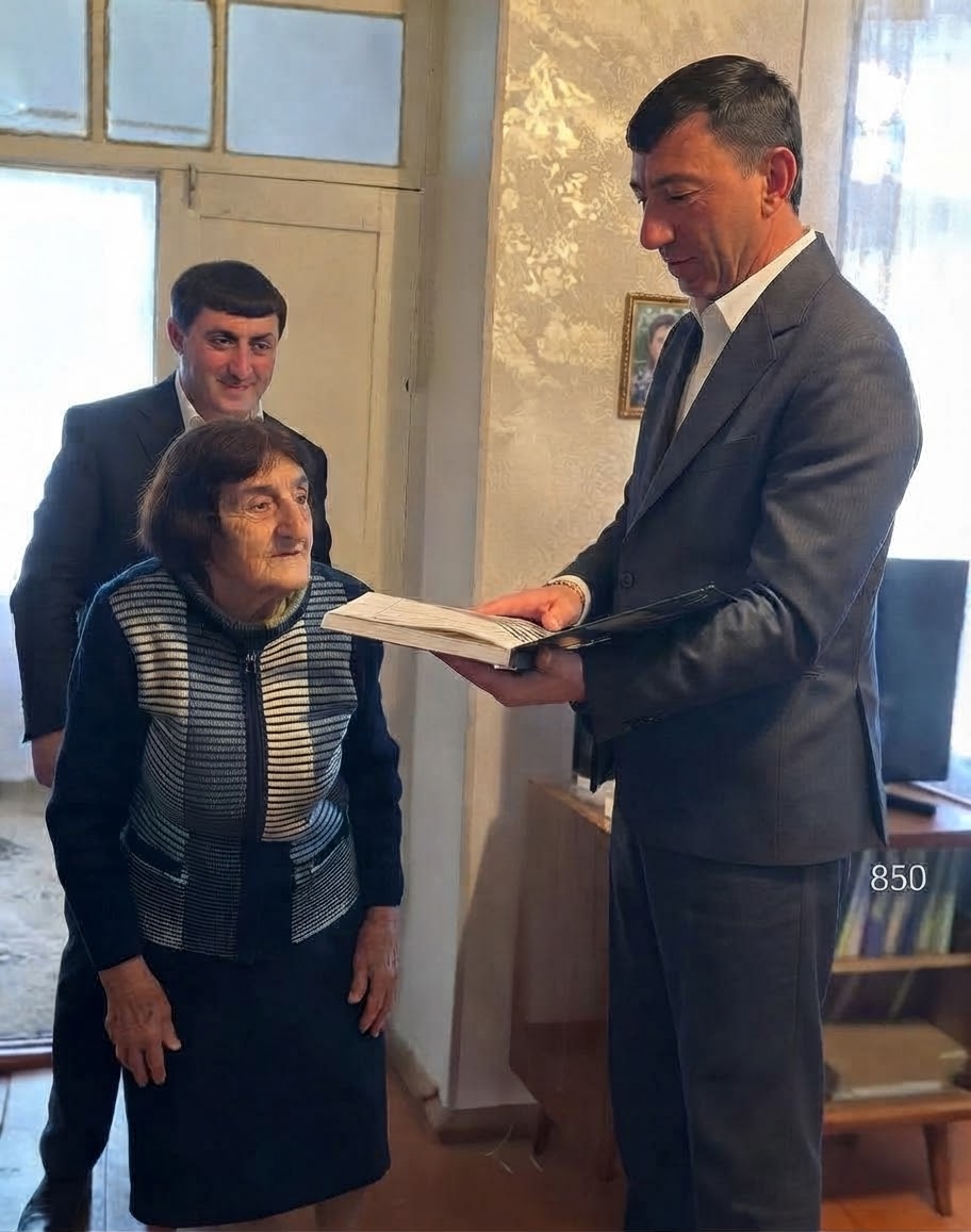 Տավրոս Սափեյանն այցելել է իր առաջին ուսուցչուհուն՝ 97-ամյա Ս. Կիրակոսյանին. Թալինի համայնքապետարան