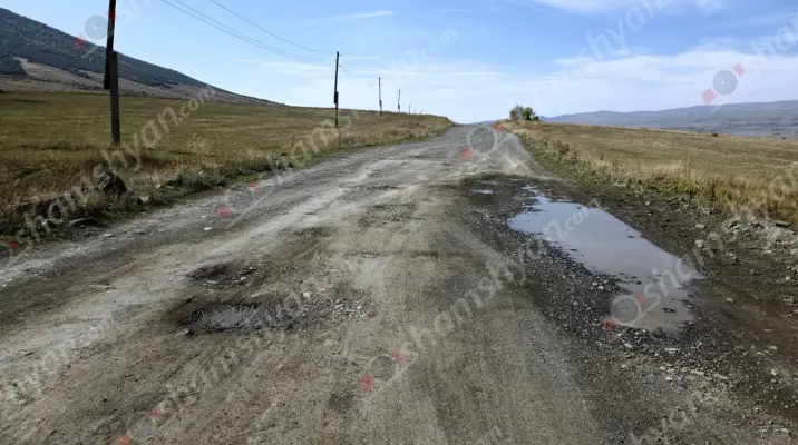 Արագածոտնի մարզի՝ ժողովրդին հայտնի Արայի ամառանոցներ տանող մոտ 4 կմ-անոց ճանապարհը հաղթահարելու համար շտապօգնության և հրշեջ մեքենաներին անհրաժեշտ է մոտ մեկ ժամ