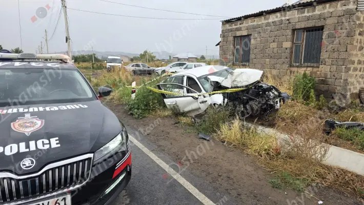 Աղավնատուն-Ամբերդ ճանապարհին բախվել է քարերին. 2 վիրավորներից մեկը հիվանդանոցում մահացել է