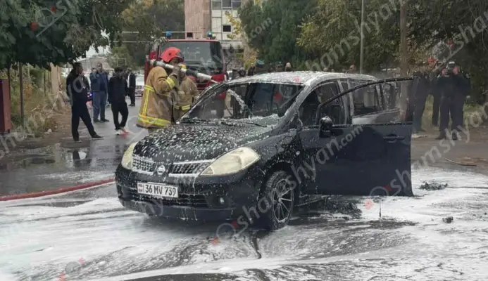 «Արտաշատ» բժշկական կենտրոնի մոտ հրդեհ է բռնկվել «Nissan»-ում. կան վիրավորներ