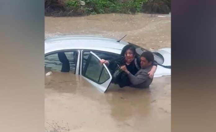 Փարաքարում անձրևից հետո մեքենան մնացել է ջրի  տակ. քաղաքացիները փրկել են մեքենայում գտնվող կնոջը