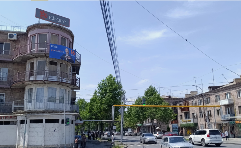 Քարոզչական պաստառ՝ Էջմիածնի բազմաբնակարան շենքի վրա․ Hetq.am