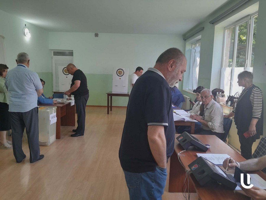 Փարաքարի 14/60 ընտրատեղամասում ընտրողը քվեախցիկից քվեախցիկ հրահանգել է՝ ընտրել 16-ին
