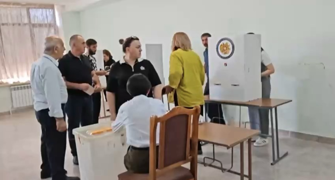 «2-ով մտել են մի քվեախցիկ՝ ընտրություն են անում». միջադեպ Նորապատի 16/05 ընտրատեղամասում