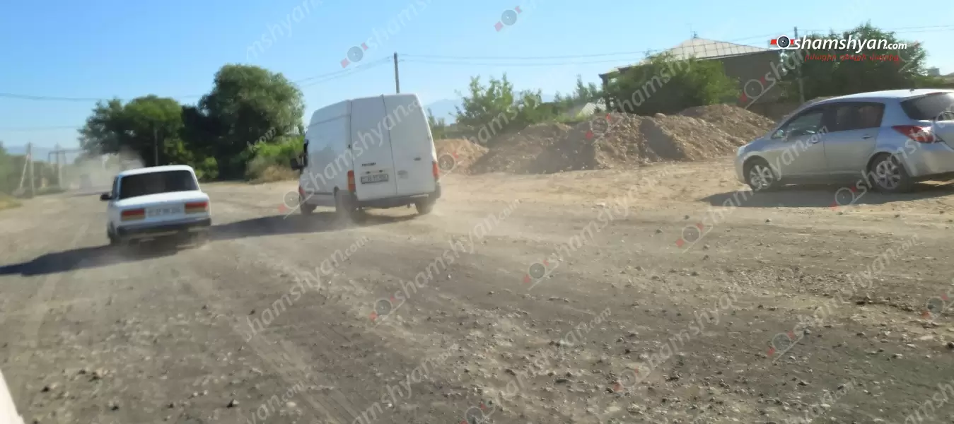 Արմավիրից դեպի Արագածոտնի մարզ տանող մի քանի կմ ճանապարհը վարորդներն անցնում են փոշի կուլ տալով ու քաղցր խոսքեր հնչեցնելով պատասխանատուների հասցեին