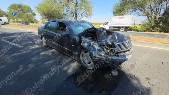 Բախվել են «Mercedes»-ն ու «Hyundai Kona»-ն. վերջինը հայտնվել է առվակում՝ բախվելով ծառերին
