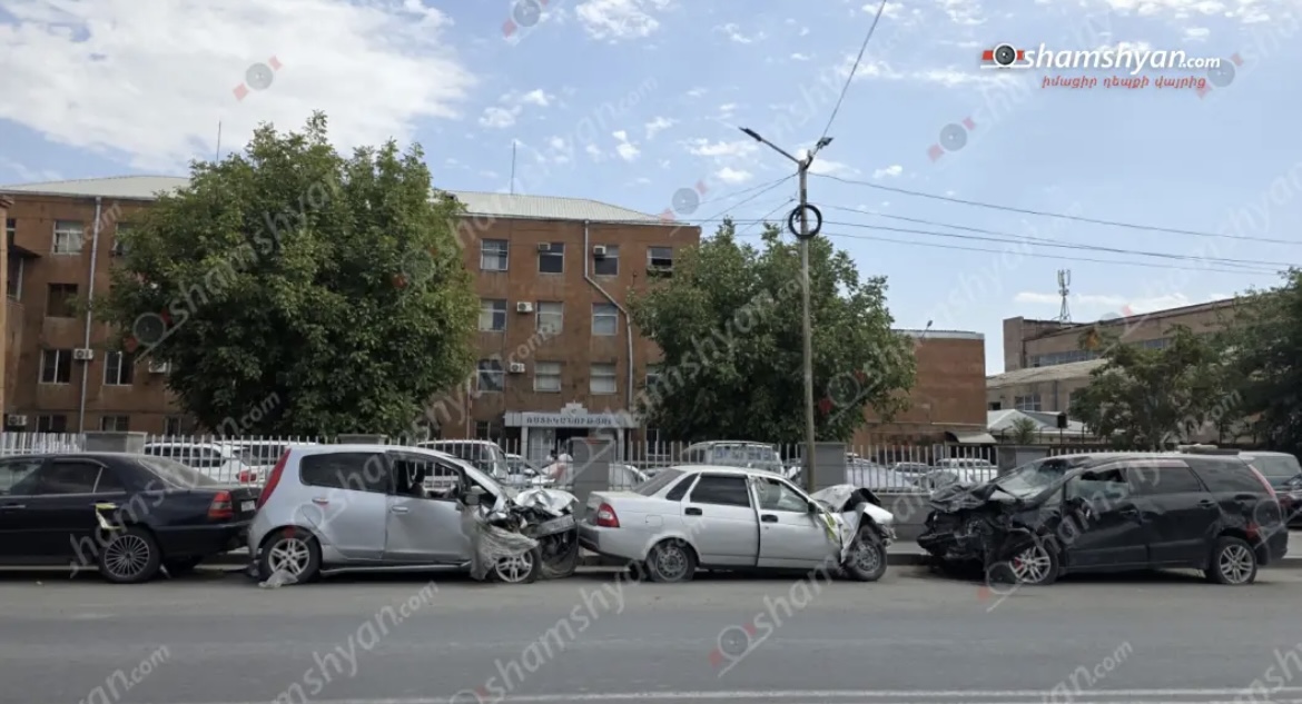 Էջմիածնում Ամենայն Հայոց Հայրապետի և 6 քահանաների դատավարության ժամանակ միջազգային մամուլը կանդրադառնա նաև դատարանի մոտ ստեղծված մեքենաների «գերեզմանոցին»