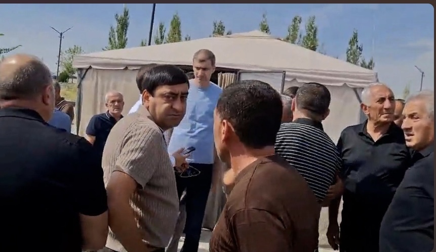 Արմավիրի մարզպետը եկել է Մերձավանի գերեզմանոց. հրաժարվեց խոսել