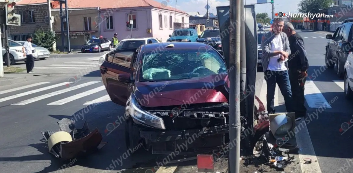 Ավտովթար՝ Արմավիրի մարզում․ «Զվարթնոց» օդանավակայանի խաչմերուկում «Kia Forte»-ն բախվել է երկաթե սյանը․ օպերատիվ են գործել պարեկները