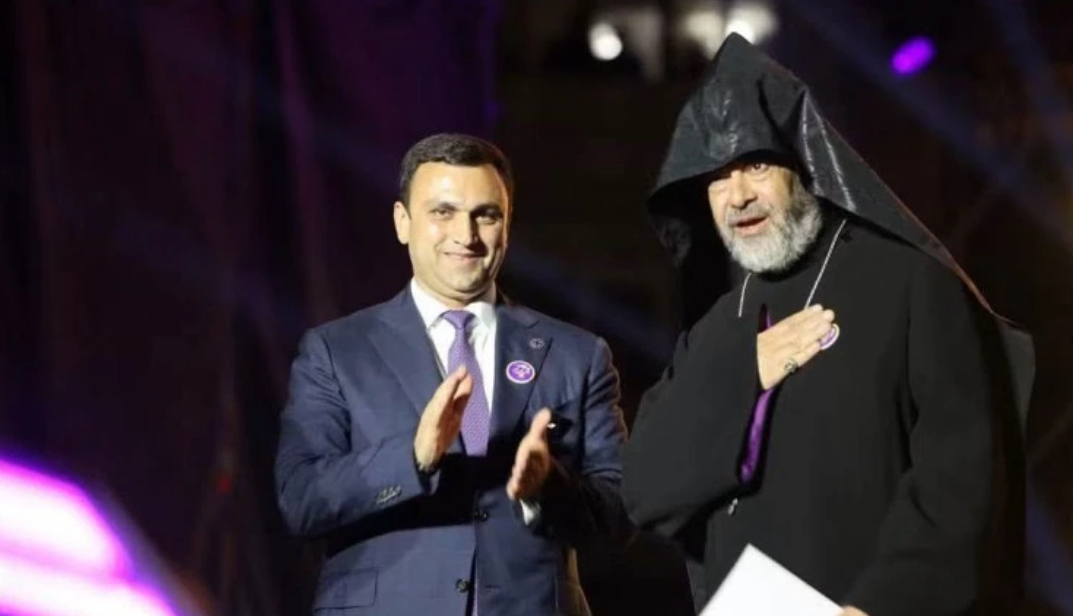 Եկեղեցու դեմ արշավին միացած Սիոն Սրբազանին «Էջմիածին քաղաքի պատվավոր քաղաքացի» մեդալ են շնորհել