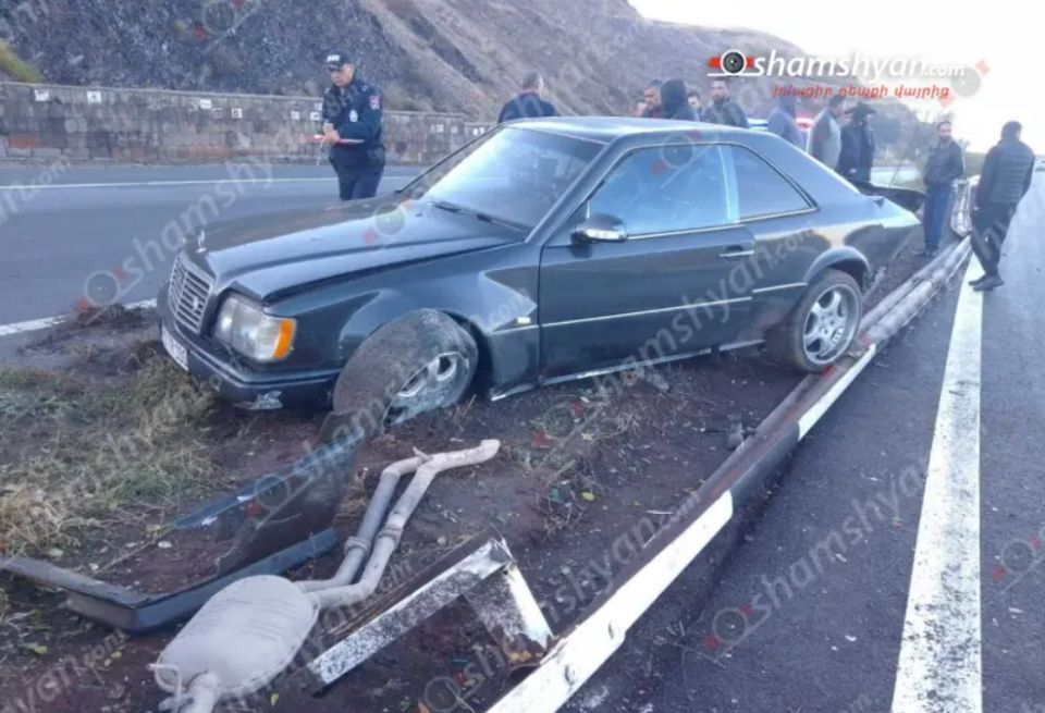 «Չայնիի» ոլորաններում Գեղարքունիքի բնակիչը «Mercedes»-ով բախվել է բաժանարար գոտում տեղադրված երկաթե արգելապատնեշներին, կոտրել դրանք