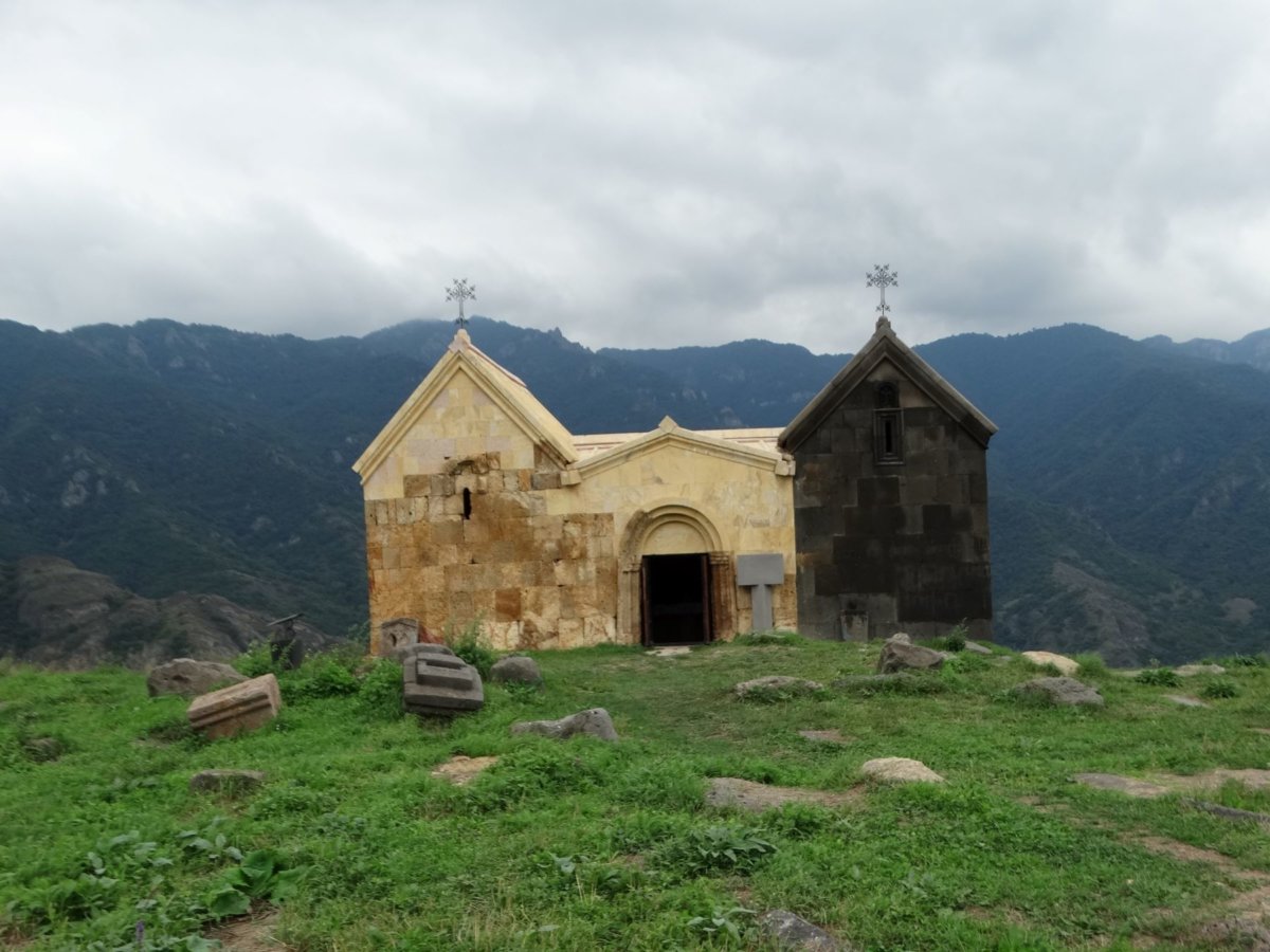 Հոռոմայր. Վանք՝ ձորի եզրին և ժայռի տակ
