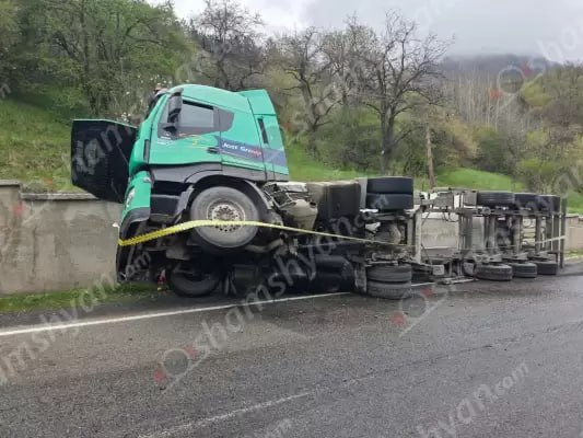 Փամբակում հեղուկ գազ տեղափոխող բեռնատարը բախվել է քարե պատնեշին, առաջացել է դիզվառելիքի արտահոսք