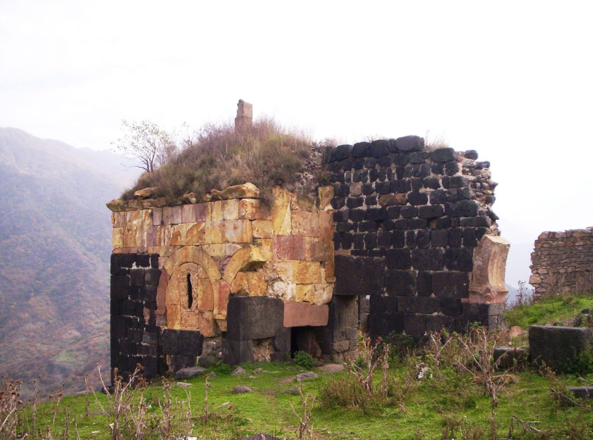 Ծաղկավանք-Ծիրանավոր. V դարի խորհրդավոր եկեղեցին Դեբեդի կիրճի եզրին