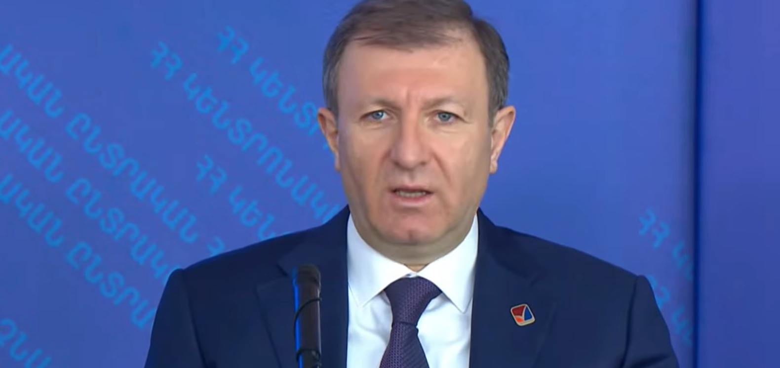 ԿԸՀ քարտուղար Արմեն Սմբատյանը բացատրում է քաղաքացիների տարբեր խմբերի համար ընտրության կարգը