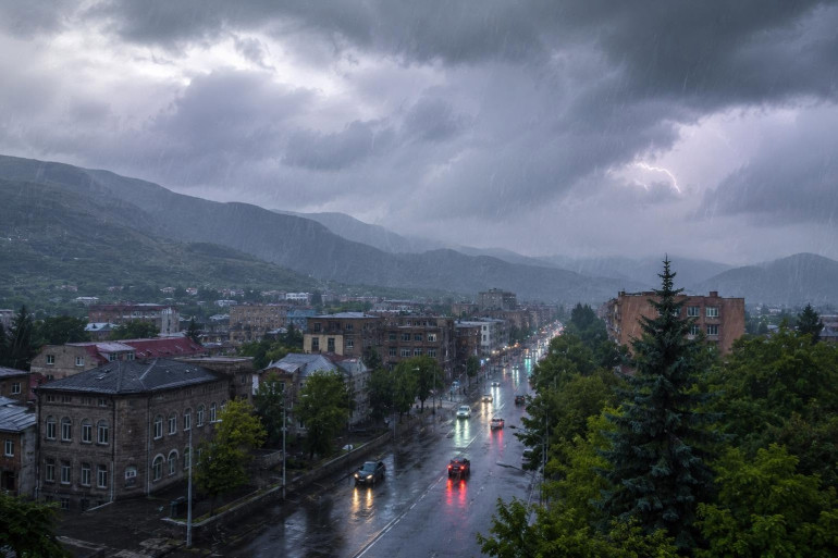Առաջիկա ժամերին Վանաձորում սպասվում են հորդառատ անձրևներ, ամպրոպ, առանձին հատվածներում հնարավոր է նաև կարկուտ․ Լևոն Ազիզյան