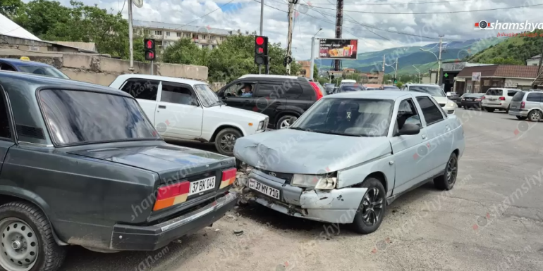 Վանաձորում բшխվել են «ՎԱԶ 2107»-ը և «Լադա»-ն