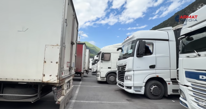 «Կառավարությունից մեկը թող գա, 22 օր մեքենայի մեջ քնի». Լարսում անելանելի վիճակում հայտնված վարորդներն ահազանգում են