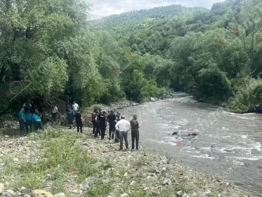 Փամբակ գետում հայտնաբերվել է մարմին. Լոռու փրկարարները հատուկ ճոպանների միջոցով փորձում են մոտենալ, և այն դուրս բերել ափ