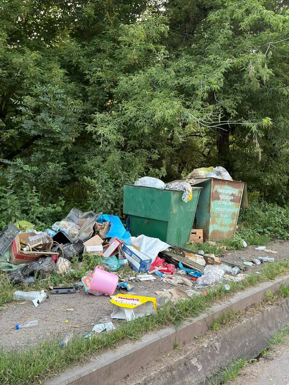 Գյուլագարակում աղբը լցվել է փողոցներ, գարշահոտությունը դարձել է առօրյա, իսկ պատասխանատուները լուռ են