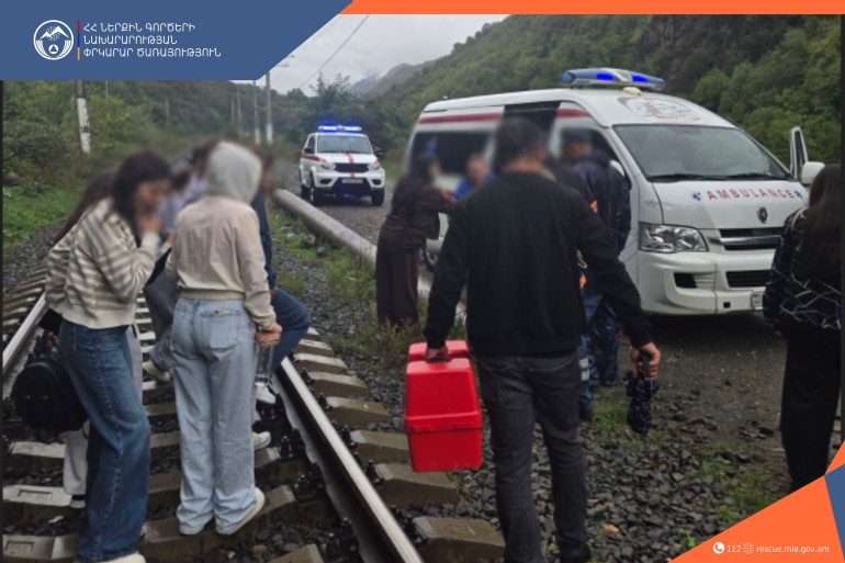Փրկարարներն օգնության են հասել ձեռքը վնաuած քաղաքացուն և մոտեցրել շտապօգնության մեքենային