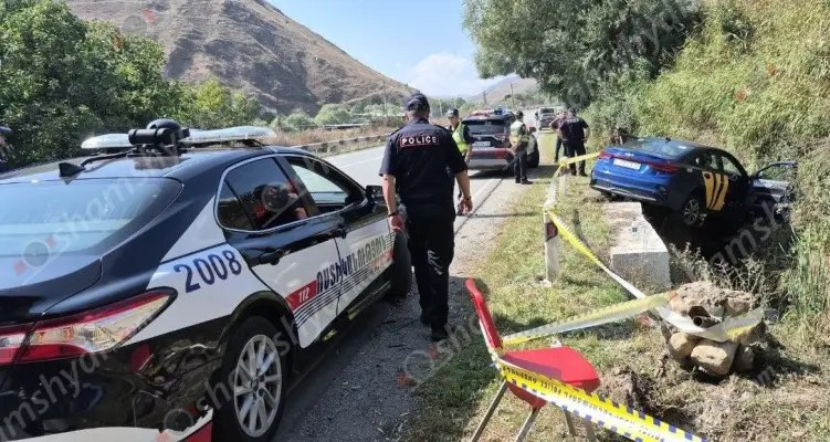 Վանաձոր-Սպիտակ ավտոճանապարհին «Kia Forte»-ն բախվել է բետոնե արգելապատնեշներին և մասամբ հայտնվել ձորակում․ ըստ նախնական տեղեկությունների՝ վարորդն ընթացքի ժամանակ հանկարծամահ է եղել