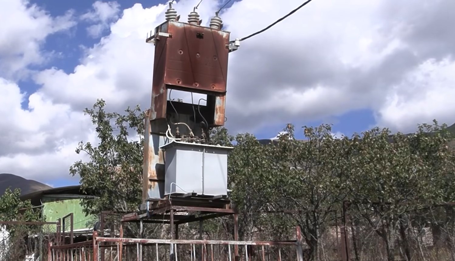 10 հազար վոլտ՝ սեփական բակում. արջուտցիները պահանջում են տեղափոխել 50-ամյա ենթակայանը