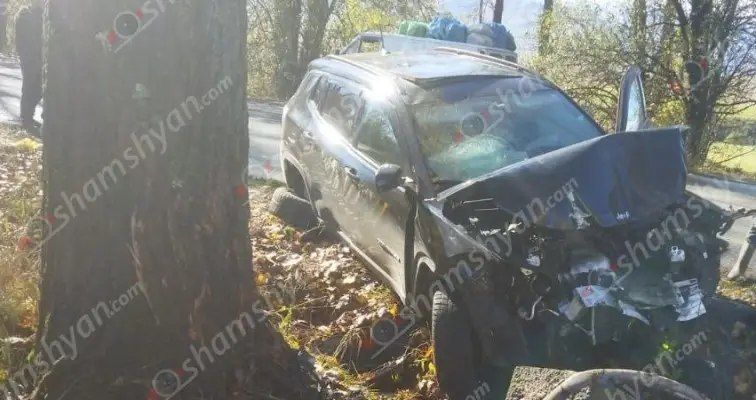 Ավտովթար՝ Լոռու մարզում․ 75-ամյա վարորդը «Jeep Compass»-ով բախվել է բետոնե հենասյանը․ կան վիրավորներ