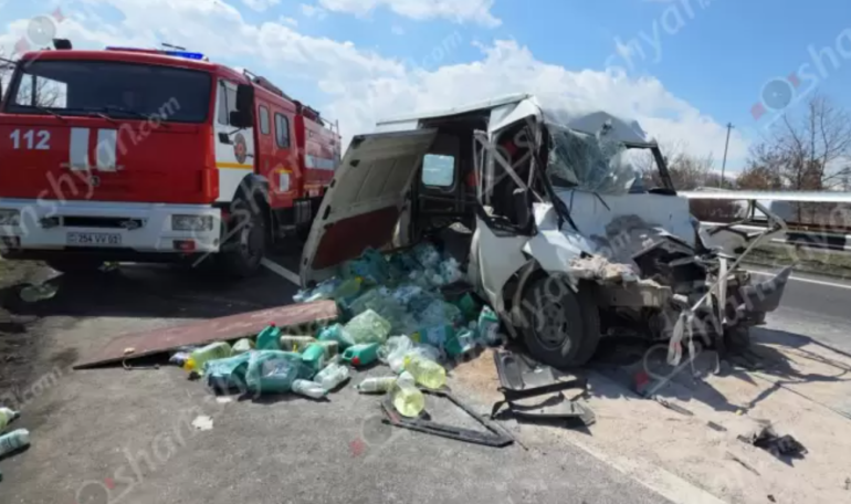 Կոտայքում Ford Transit-ը բախվել է բեռնատարին