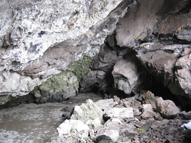 Կաթնաղբյուր. Սրբազան քարանձավը, որտեղից սկիզբ է առնում գյուղի պատմությունը