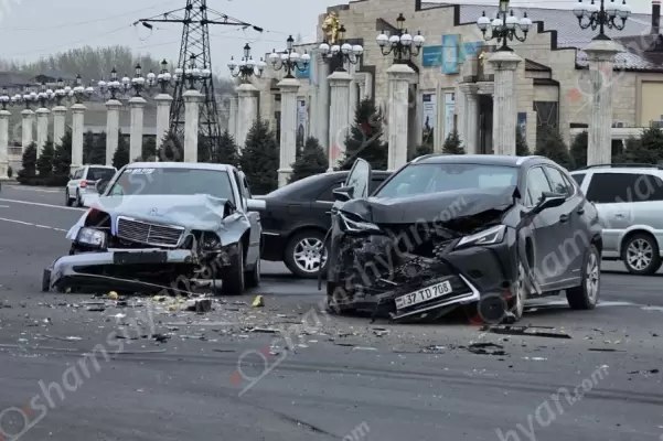 «Առինջ Մոլի» մոտ բախվել են Mercedes-ը և Lexus-ը․ Mercedes-ի վարորդին տեղում օգնություն է ցուցաբերվել