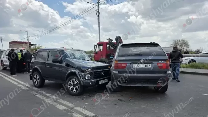 Ավտովթար՝ Կոտայքի մարզում. Արզնու խճուղում բախվել են BMW X5-ն ու ՎԱԶ-2121-ը