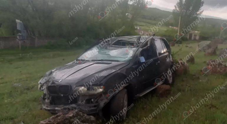 Երևան-Սևան-Իջևան ավտոճանապարհին 32-ամյա վարորդը «BMW X5»-ով բшխվել է երկաթե արգելապատնեշներին, կոտրել դրանք և մոտ 30 մետր գլորվելով հայտնվել դաշտում․ կա վիրшվոր